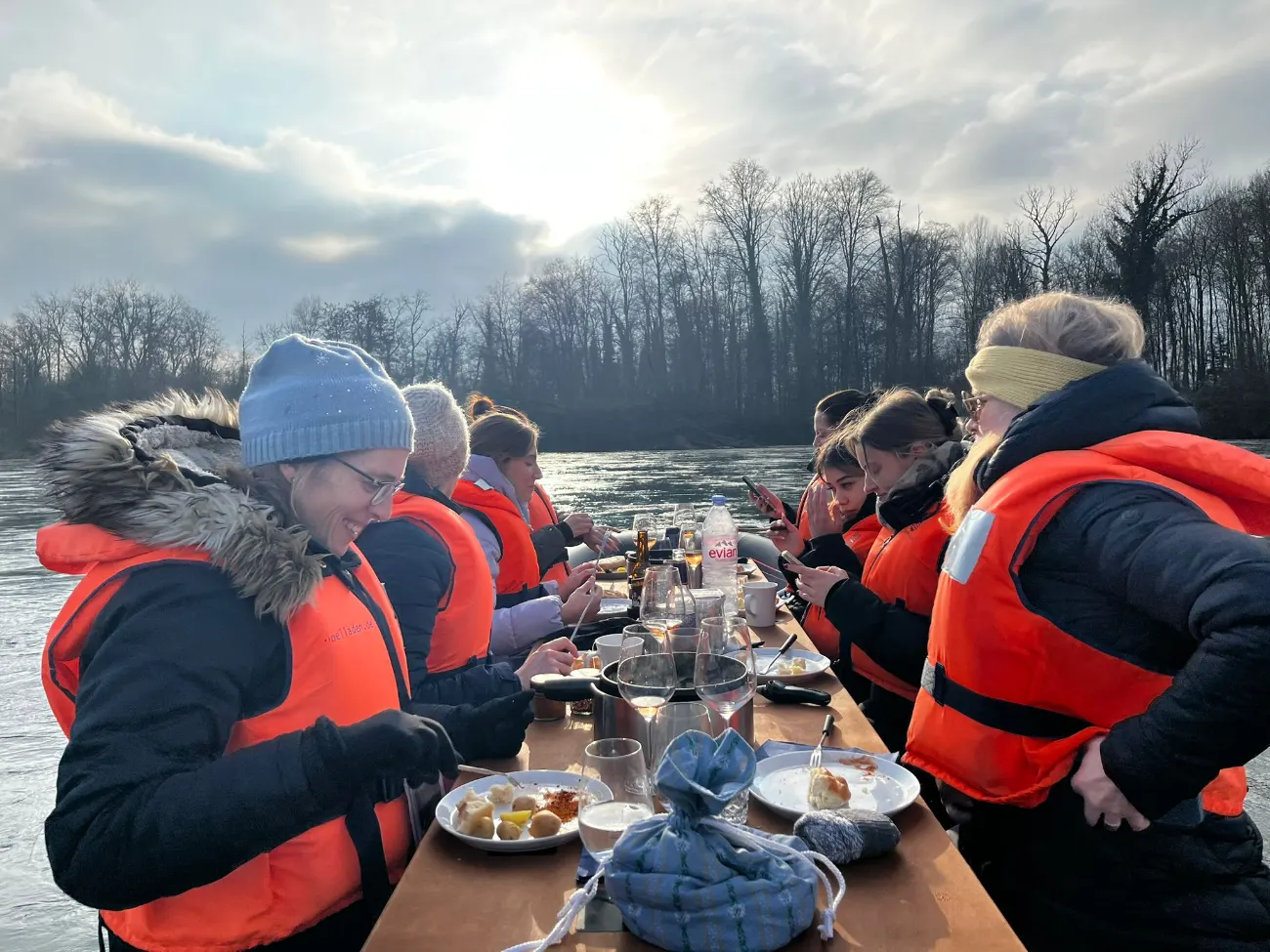 Fonduetafel im Winterlicht auf dem Fluss