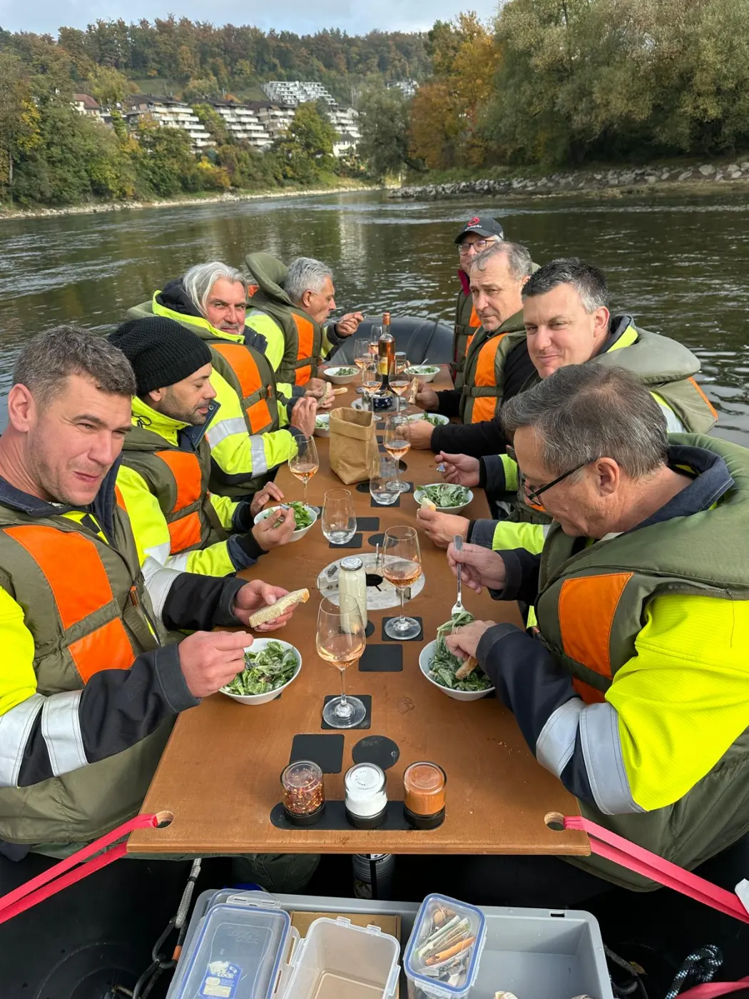Der Fonduetisch in der Mitte des Schlauchboots