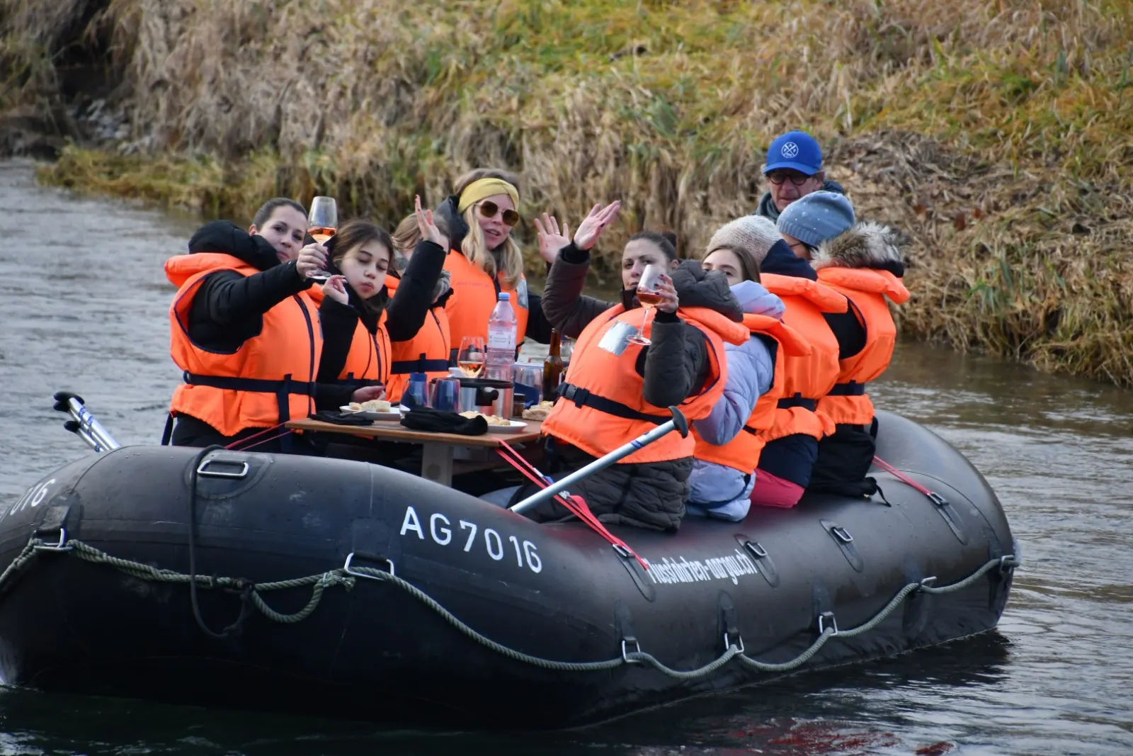 Gäste stossen auf dem Fondueboot an